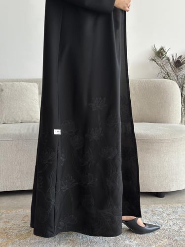 عباية كتان مطرز بالأسود الزري بقصة نصف كلوش