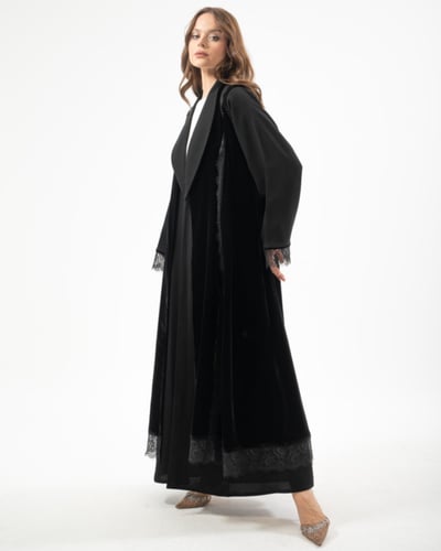 عباية من قطعتين كريب و مخمل مع تدخيلات دانتيل بقصة...