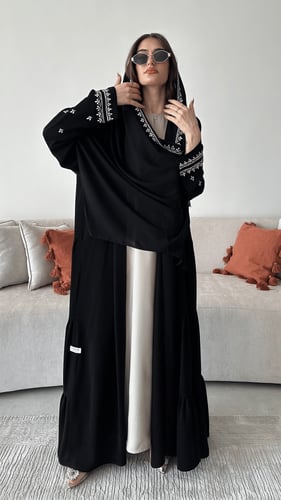 عباية كريب ملكي كوري مع تطريز بقصة نصف كلوش