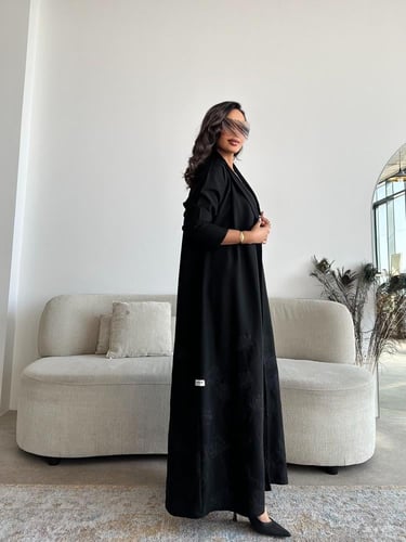 عباية كتان مطرز بالأسود الزري بقصة نصف كلوش