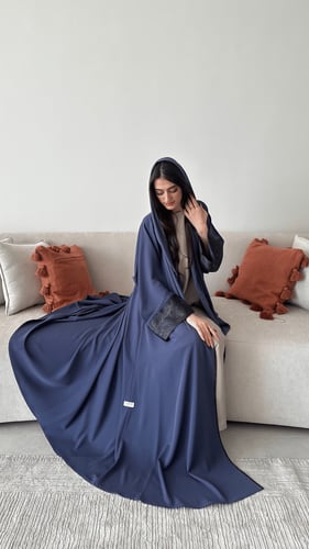 عباية كريب أزرق مع حرير مشجر في الأكمام بقصة نصف ك...