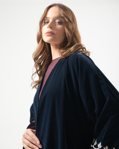 عباية مخمل مع تطريز يدوي بقصة نصف كلوش