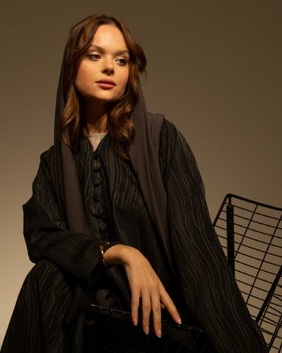 عباية حرير جاكار مع أزرار أمامية بقصة نصف كلوش