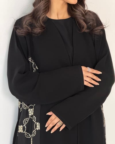 عباية كريب أسود مع تطريز هندي بقصة نصف كلوش