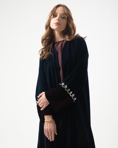 عباية مخمل مع تطريز يدوي بقصة نصف كلوش