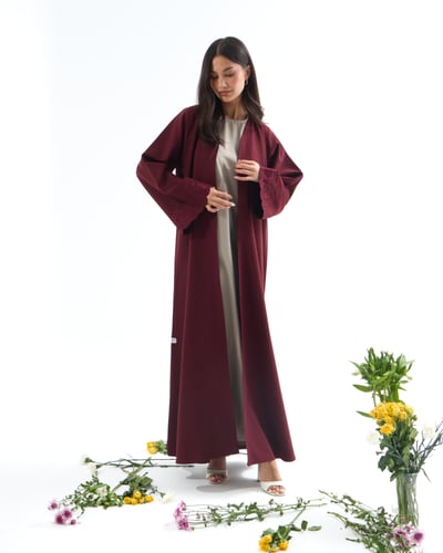 عباية كريب عنابي مع تطريز بقصة نصف كلوش