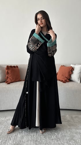 عباية كريب ملكي كوري و مخمل هندي مشغول بقصة نصف كل...