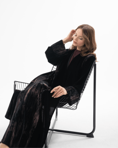 عباية مخمل أسود مع مخمل مكسر بقصة ربع كلوش