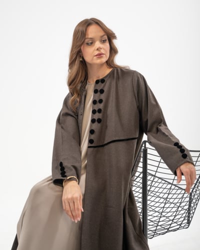 عباية جوخ كشميري مع تدخيلات مخمل بقصة ربع كلوش