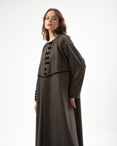 عباية جوخ كشميري مع تدخيلات مخمل بقصة ربع كلوش