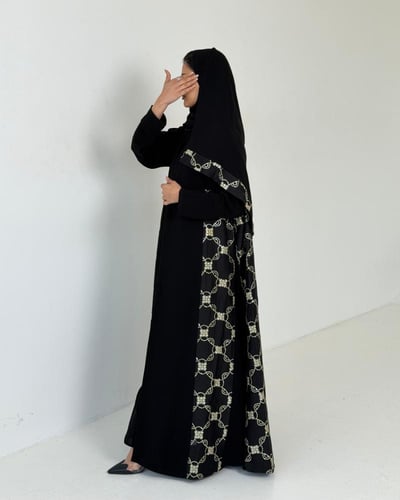 عباية كريب أسود مع تطريز هندي بقصة نصف كلوش