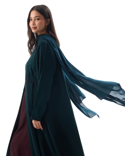 عباية كريب بترولي مع تطريز يدوي بقصة نصف كلوش