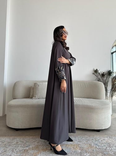 عباية كريب ناعم مع لنن هندي مطرز بقصة نصف كلوش