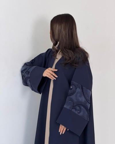 عباية كريب كحلي مع حرير تركي بقصة نصف كلوش