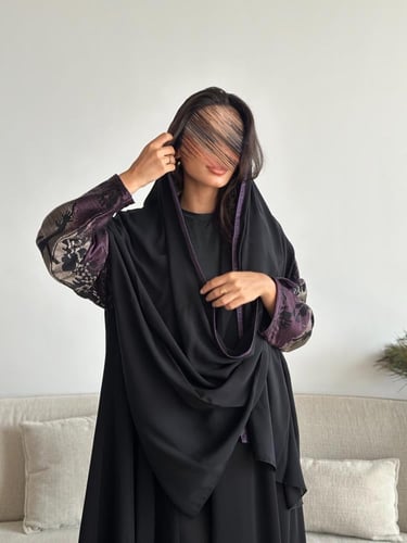 عباية كريب كوري و تُل مطرز بقصة نصف كلوش