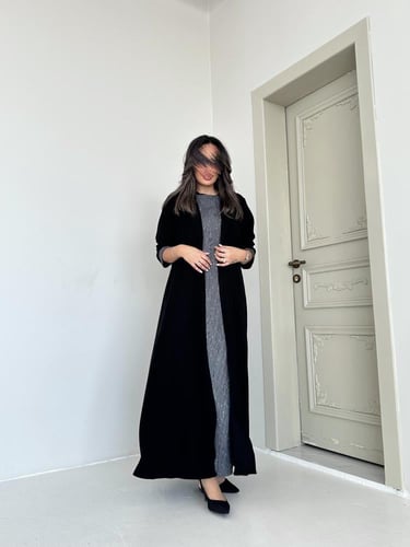 عباية كريب مع فستان داخلي مقلم مشبوك بالعباية بقصة...