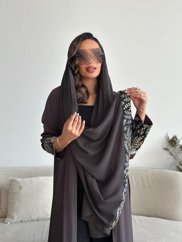 عباية كريب ناعم مع لنن هندي مطرز بقصة نصف كلوش