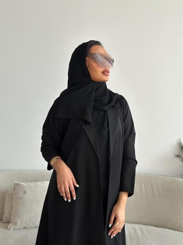 عباية كتان مطرز بالأسود الزري بقصة نصف كلوش