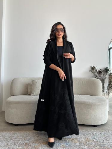 عباية كتان مطرز بالأسود الزري بقصة نصف كلوش