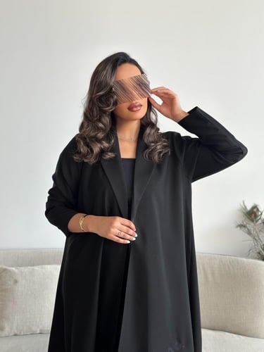 عباية كتان مطرز بالأسود الزري بقصة نصف كلوش