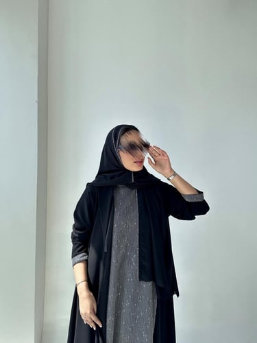 عباية كريب مع فستان داخلي مقلم مشبوك بالعباية بقصة...
