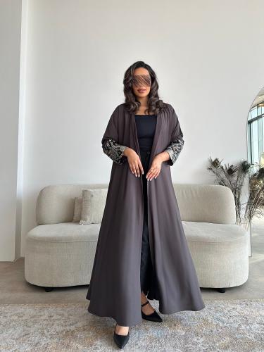 عباية كريب ناعم مع لنن هندي مطرز بقصة نصف كلوش