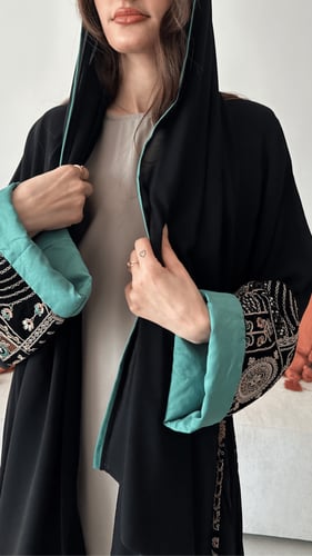 عباية كريب ملكي كوري و مخمل هندي مشغول بقصة نصف كل...