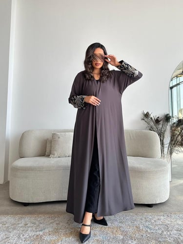 عباية كريب ناعم مع لنن هندي مطرز بقصة نصف كلوش