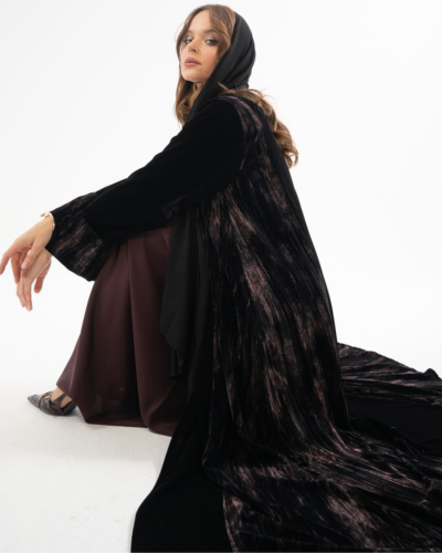 عباية مخمل أسود مع مخمل مكسر بقصة ربع كلوش