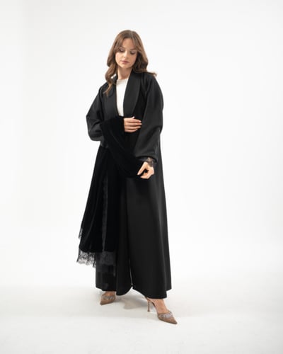 عباية من قطعتين كريب و مخمل مع تدخيلات دانتيل بقصة...