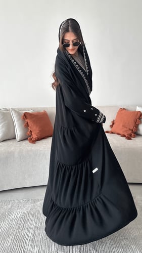 تسليم فوري عباية كريب ملكي كوري مع تطريز بقصة كلوش