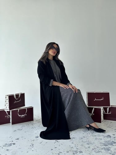 عباية كريب مع فستان داخلي مقلم مشبوك بالعباية بقصة...