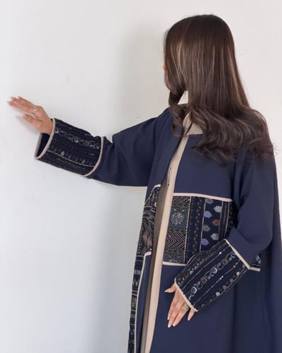 عباية كريب كحلي مع تطريز هندي بقصة ربع كلوش