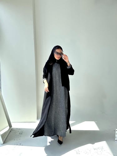 عباية كريب مع فستان داخلي مقلم مشبوك بالعباية بقصة...