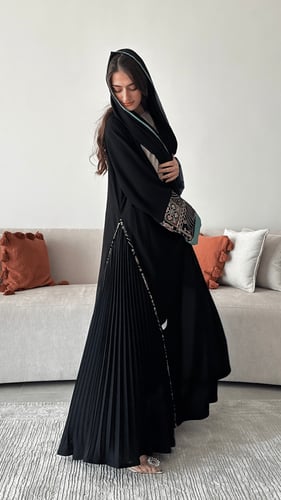 عباية كريب ملكي كوري و مخمل هندي مشغول بقصة نصف كل...