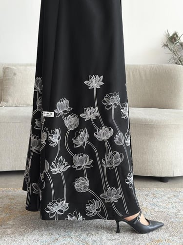 عباية كتان مطرز بالأبيض بقصة نصف كلوش