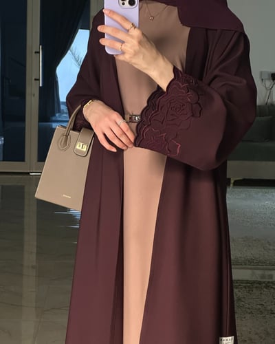 عباية كريب بنفسجي مع تطريز بقصة نصف كلوش