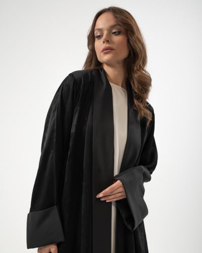 عباية حرير جاكار بقصة نصف كلوش باللون الأسود