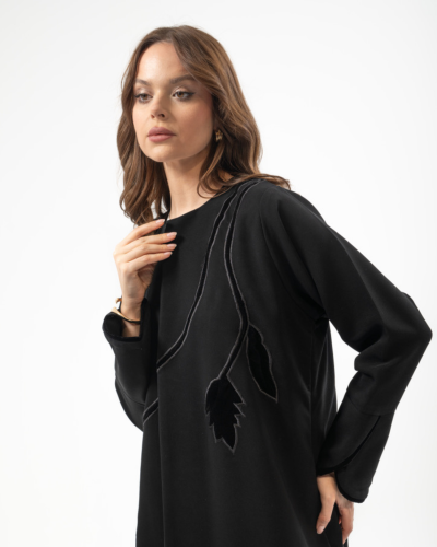 عباية كريب مع مخمل مطرزة يدويًا بقصة ربع كلوش