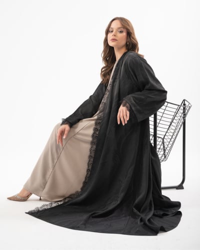 عباية حرير جاكار مع تدخيلة دانتيل بقصة نصف كلوش