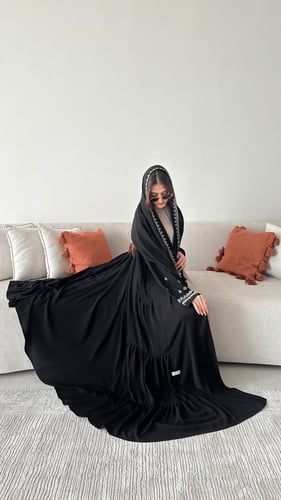 تسليم فوري عباية كريب ملكي كوري مع تطريز بقصة كلوش