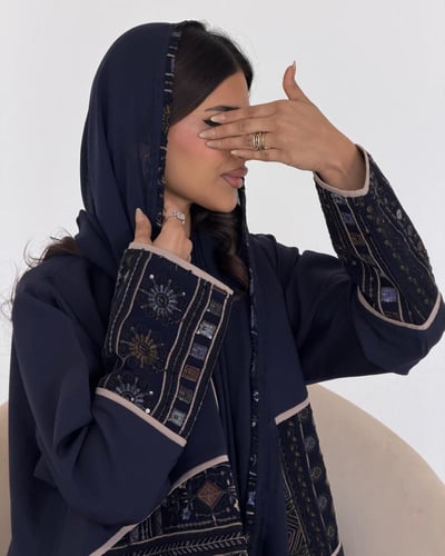 عباية كريب كحلي مع تطريز هندي بقصة ربع كلوش