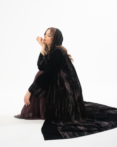 عباية مخمل أسود مع مخمل مكسر بقصة ربع كلوش