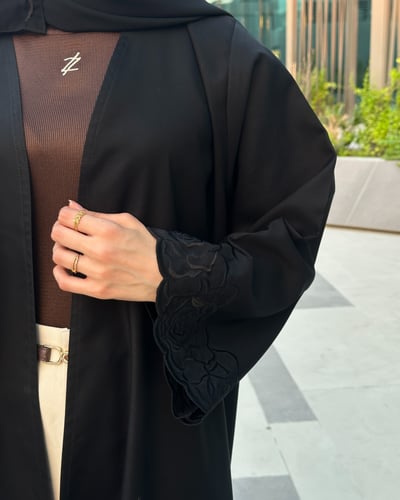 عباية كتان أسود مع تطريز بقصة نصف كلوش