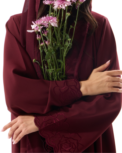 عباية كريب عنابي مع تطريز بقصة نصف كلوش