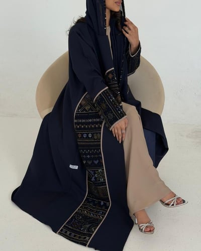 عباية كريب كحلي مع تطريز هندي بقصة ربع كلوش