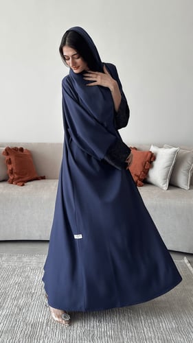 عباية كريب أزرق مع حرير مشجر في الأكمام بقصة نصف ك...