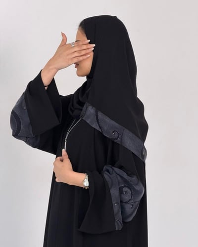 عباية كريب ملكي مع حرير تركي بقصة نصف كلوش