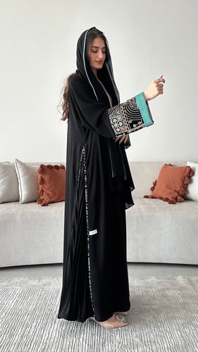 عباية كريب ملكي كوري و مخمل هندي مشغول بقصة نصف كل...