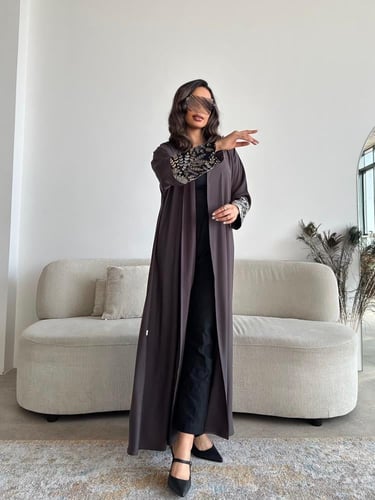 عباية كريب ناعم مع لنن هندي مطرز بقصة نصف كلوش